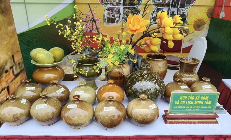 Các chương trình xúc tiến thương mại cần phát huy lợi thế sản phẩm làng nghề gắn với bản sắc dân tộc. Ảnh: Nguyễn Hòa