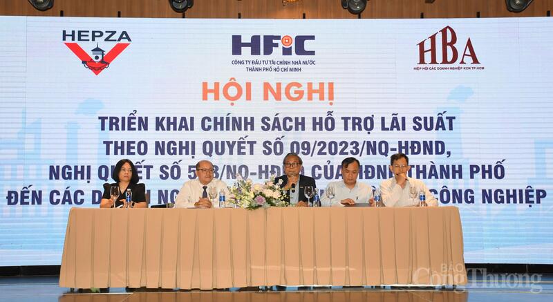 Ông Nguyễn Quang Thanh - Phó Tổng Giám đốc HFIC trả lời, giải đáp các câu hỏi của doanh nghiệp tại hội nghị. Ảnh: Thanh Minh.