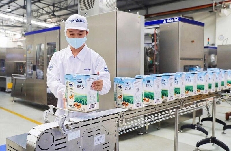 Dây chuyền sản xuất tại nhà máy Vinamilk được tự động hóa, giúp nâng cao năng suất và kiểm soát chất lượng.