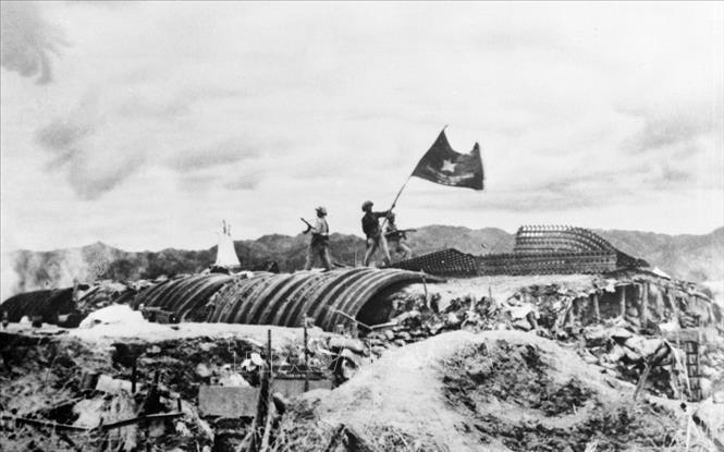 Chiều 7-5-1954, lá cờ "Quyết chiến, Quyết thắng" tung bay trên nóc hầm tướng De Castries.  Ảnh tư liệu: TTXVN
