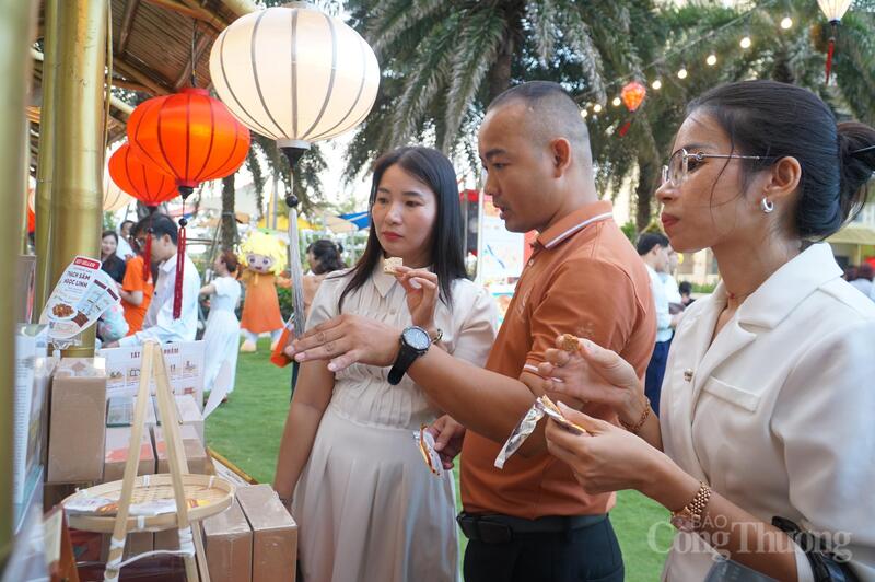 Du khách, đại biểu tham dự chương trình công bố trải nghiệm ẩm thực, sản phẩm đặc trưng Đà Nẵng.