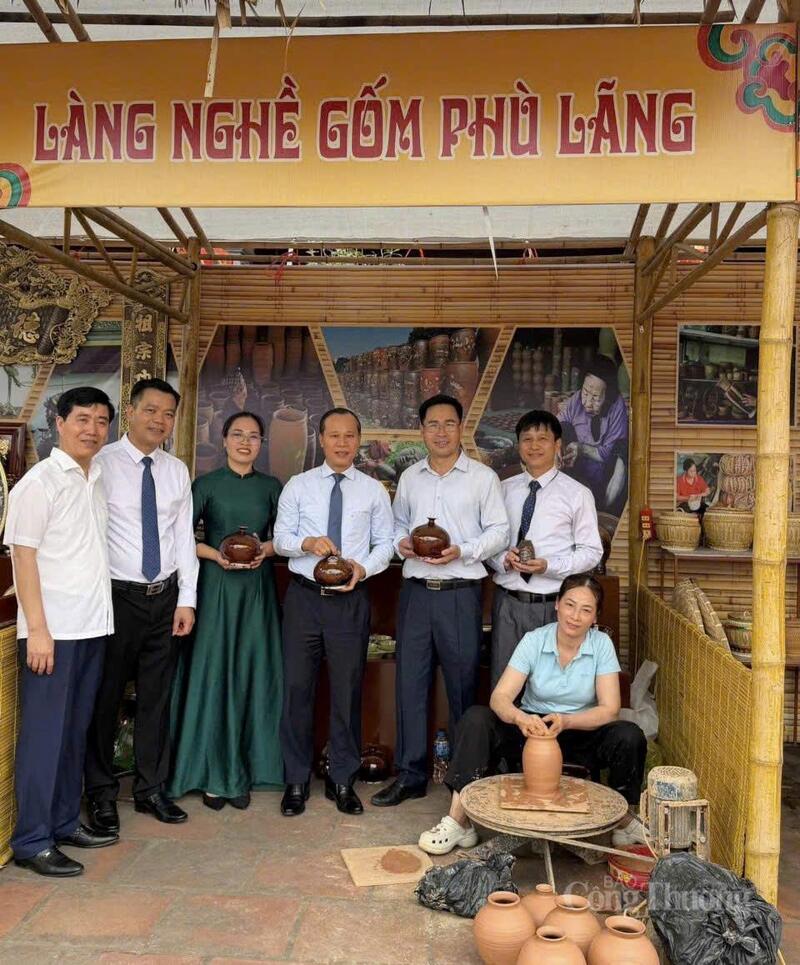 Gắn phát triển làng nghề kết hợp với du lịch. Ảnh: NH