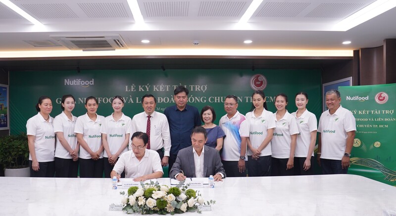 Đại diện Nutifood và Liên đoàn bóng chuyền TP. Hồ Chí Minh ký thỏa thuận tài trợ vào chiều ngày 5/5. Ảnh: ĐVCC
