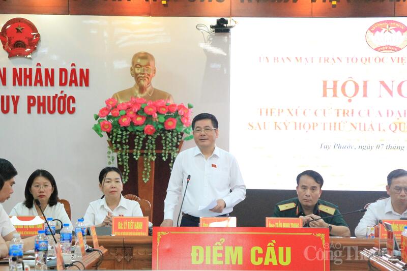 Phó Chủ tịch Quốc hội Nguyễn Hồng Diên phát biểu tại buổi tiếp xúc cử tri. Ảnh: Hiền Mai