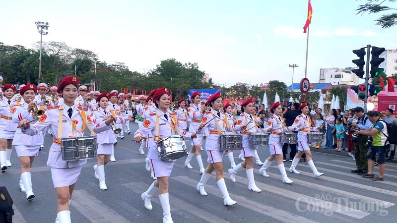 Các đoàn nghệ thuật diễu hành khai mạc chuỗi hoạt động về đêm tại dải vườn hoa trung tâm và Nhà hát TP. Hải Phòng dịp Lễ hội Hoa Phượng Đỏ 2026.