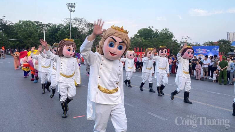 Các đoàn nghệ thuật quốc tế diễu hành tại các tuyến phố trung tâm TP. Hải Phòng dịp Lễ Hội Hoa Phượng Đỏ - Hải Phòng 2026.