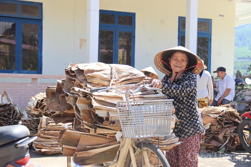 Nhờ tận dụng mo cau, người dân kiếm thêm được thu nhập từ phế phẩm nông nghiệp. Ảnh: Nguyễn Dương