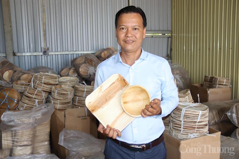 Anh Nguyễn Văn Tuyến, người biến mo cau thành sản phẩm xuất khẩu ra 5 nước lớn trên thế giới. Ảnh: Nguyễn Dương