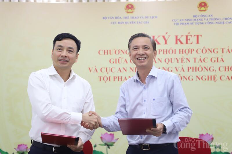 Cục trưởng Cục An ninh mạng và phòng, chống tội phạm sử dụng công nghệ cao (A05) - Trung tướng Lê Xuân Minh và Cục trưởng Cục Bản quyền tác giả Trần Hoàng. Ảnh: Bảo Thoa