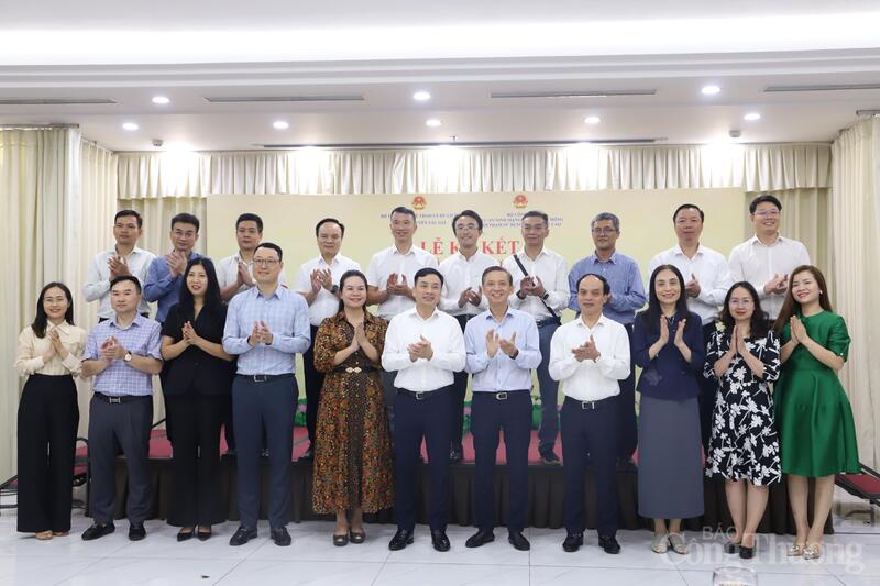 Lãnh đạo hai đơn vị tham gia lễ ký kết. Ảnh: Bảo Thoa
