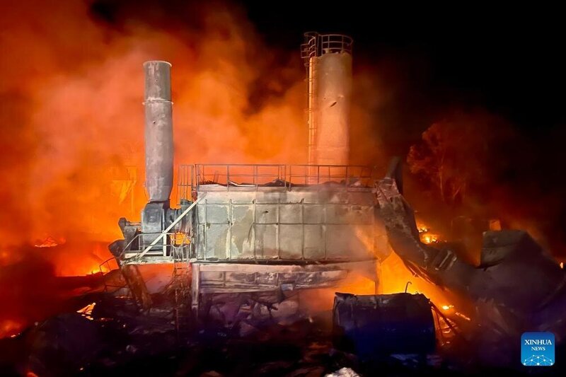 Đám cháy bùng lên tại một nhà máy xi măng ở Ansar, miền nam Lebanon, sau các cuộc không kích của Israel. Ảnh: Xinhua
