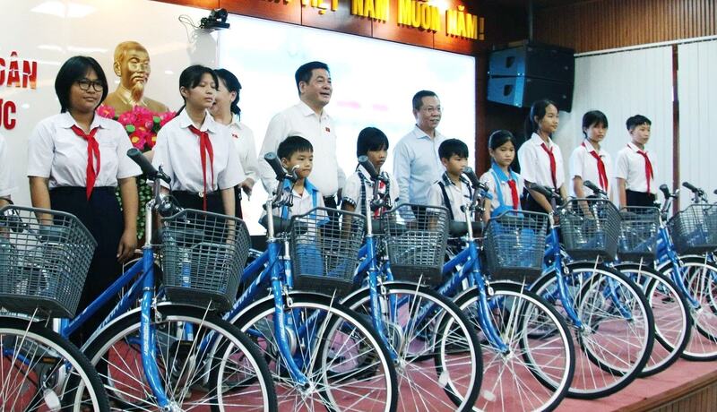Chương trình trao tặng xe đạp là hoạt động có ý nghĩa thiết thực, góp phần sẻ chia khó khăn với học sinh vùng còn nhiều thiếu thốn, tạo điều kiện để các em có thêm động lực vươn lên trong học tập, tiếp tục nuôi dưỡng ước mơ đến trường.