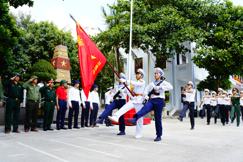 Các đại biểu duyệt đội ngũ tại Đảo Sơn Ca