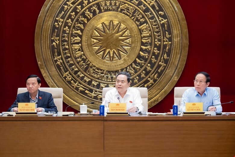 Chủ tịch Quốc hội Trần Thanh Mẫn, Phó Chủ tịch Quốc hội Nguyễn Khắc Định, Phó Thủ tướng Chính phủ Lê Tiến Châu.