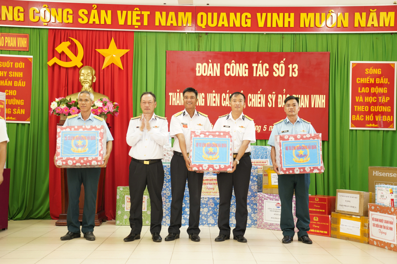 Từ đất liền tới Trường Sa: Dấu ấn Đoàn công tác số 13 - 3