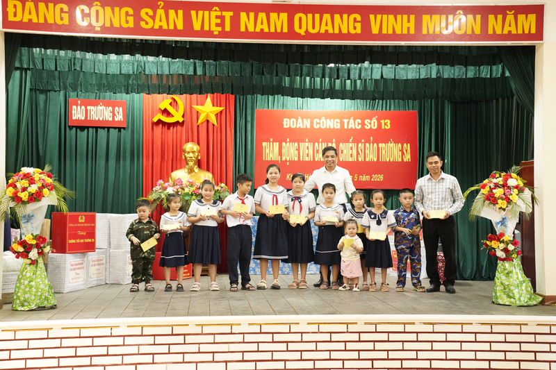 Các đơn vị cá nhân trao quà cho quân và dân trên đảo Trường Sa