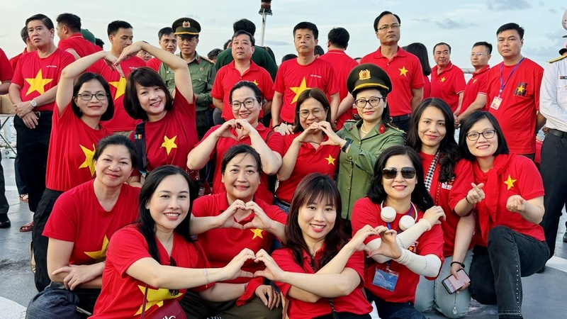 Các đại biểu tham gia giao lưu văn nghệ với các chiến sỹ