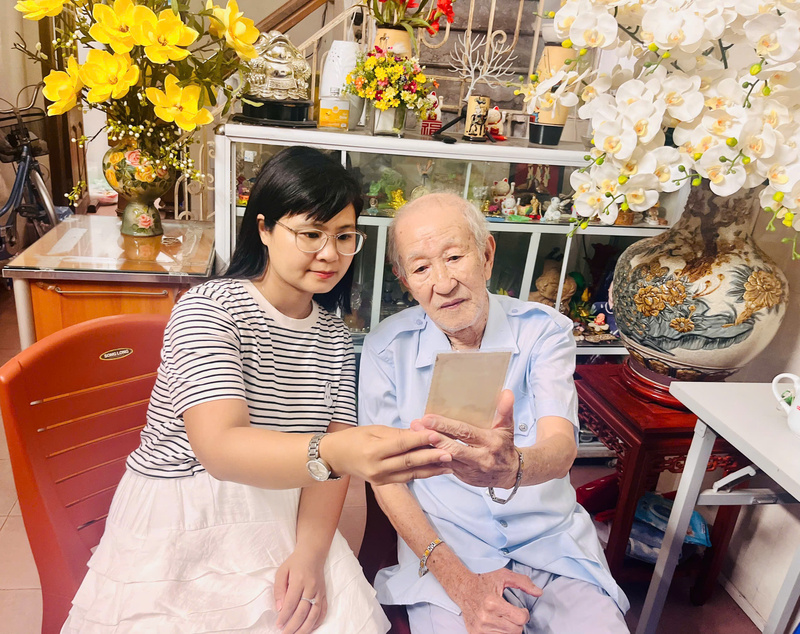 Ông Nguyễn Tuấn Thành khoe bức ảnh năm 17 tuổi xung phong tham gia Chiến dịch Điện Biên Phủ. Ảnh: Kim Yến