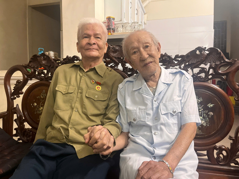 Hai người lính chiến trường Điện Biên Phủ năm nào bồi hồi xúc động nắm tay         nhau trong ngày gặp lại. Ảnh: Kim Yến