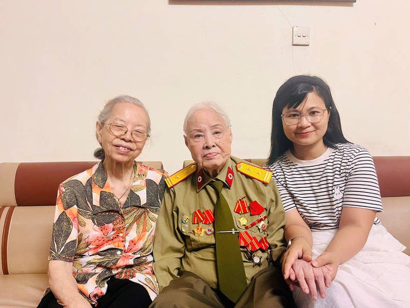 Hai nữ y tá chiến trường Điện Biên Ngô Bích Liễu và Ngô Thị Bích Nguyệt chia sẻ với phóng viên Báo Công Thương. Ảnh: Kim Yến