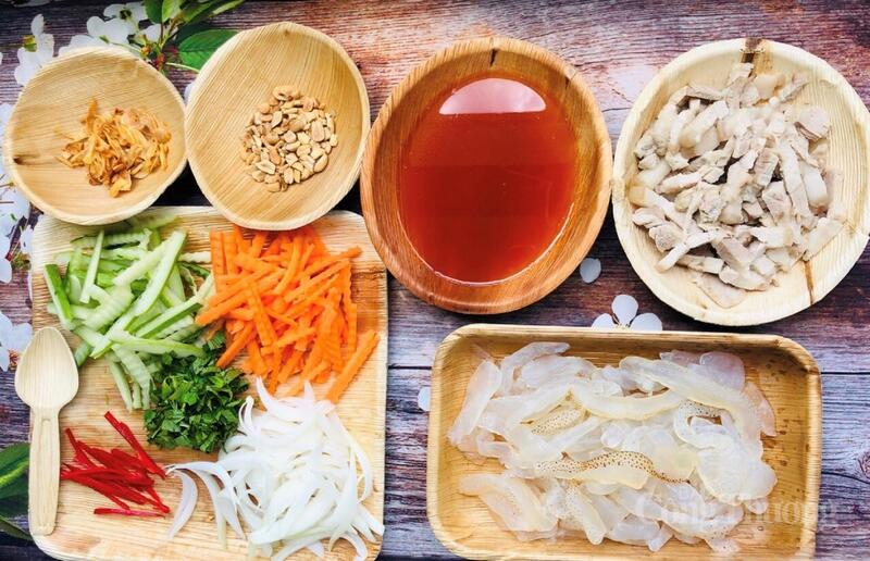 Hiện nay, các cơ sở kinh doanh ăn uống, nhà hàng đã lựa chọn chén dĩa chế biến từ mo cau để thay thế cho các sản phẩm nhựa. Ảnh: Nguyễn Dương