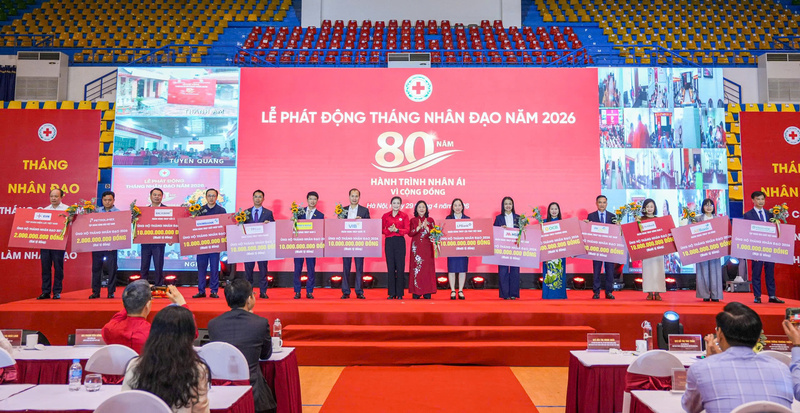 Ông Nguyễn Văn Hòa - Phó Tổng Giám đốc Eximbank (thứ tư từ trái sang) cùng các tổ chức tài chính khác trao biểu trưng ủng hộ 10 tỷ đồng tới Trung ương Hội Chữ thập đỏ Việt Nam