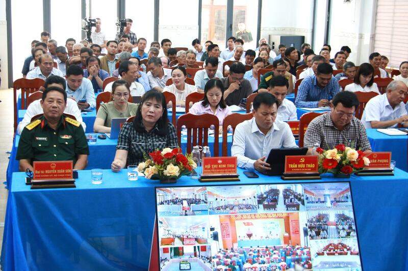 Các đại biểu dự hội nghị tiếp xúc cử tri