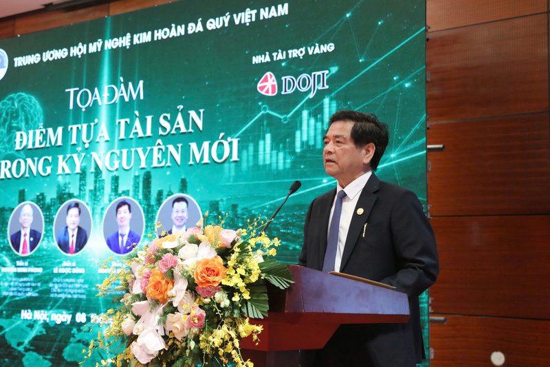 Tiến sĩ Lê Ngọc Dũng, Chủ tịch Hội Mỹ nghệ Kim hoàn Đá quý Việt Nam phát biểu tại tọa đàm. Ảnh: Nguyễn Ánh