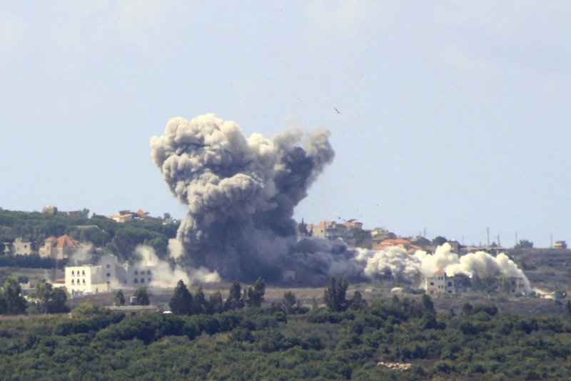 Khói bốc lên từ địa điểm xảy ra cuộc không kích của Israel ở làng Tayr Harfa, Lebanon. Nguồn: AFP