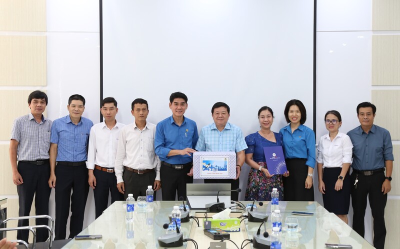 Lãnh đạo Công đoàn EVNCPC trao quà động viên CBCNV-NLĐ CPCIT. Ảnh: Xuân Thái