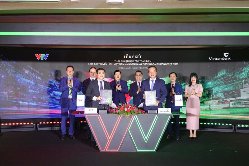 Ông Đỗ Thanh Hải - Phó Tổng Giám đốc thường trực VTV (bên trái) và ông Nguyễn Việt Cường - Phó Tổng Giám đốc Vietcombank (bên phải) đại diện hai đơn vị hoàn thành nghi thức ký kết hợp tác toàn diện trước sự chứng kiến của các đại biểu