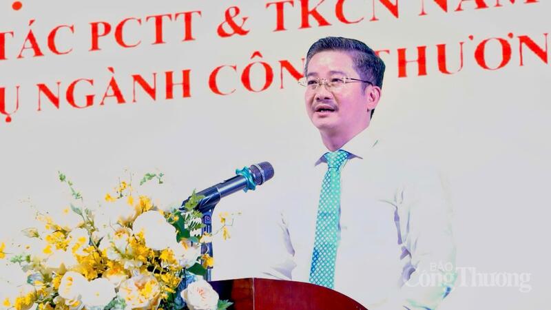 Ông Trịnh Văn Thuận, Phó Cục trưởng Cục Kỹ thuật an toàn và Môi trường công nghiệp trình bày báo cáo tại hội nghị. Ảnh: Lê Sơn