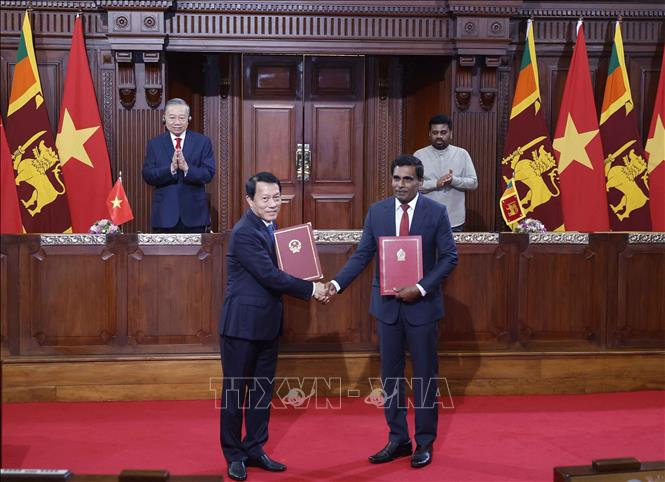 Tổng Bí thư, Chủ tịch nước Tô Lâm và Tổng thống Anura Kumara Dissanayake chứng kiến lễ trao các văn kiện hợp tác giữa 2 nước. Ảnh: Thống Nhất/TTXVN