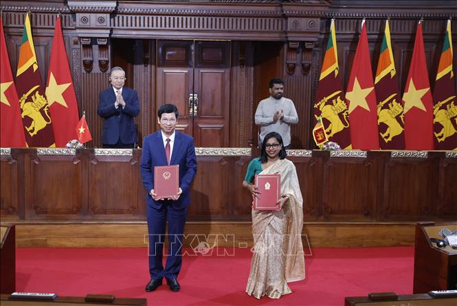 Tổng Bí thư, Chủ tịch nước Tô Lâm và Tổng thống Anura Kumara Dissanayake chứng kiến lễ trao các văn kiện hợp tác giữa 2 nước. Ảnh: Thống Nhất/TTXVN