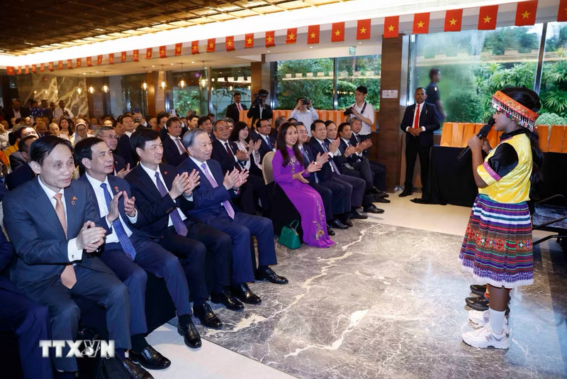 Tổng Bí thư, Chủ tịch nước Tô Lâm và các đại biểu thưởng thức chương trình văn nghệ do học sinh Sri Lanka đang học tiếng Việt biểu diễn. Ảnh: Thống Nhất/TTXVN