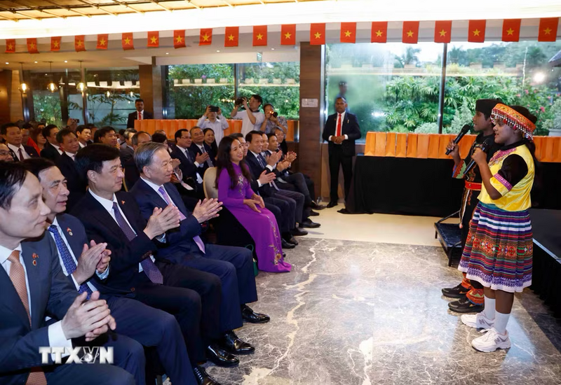 Tổng Bí thư, Chủ tịch nước Tô Lâm và các đại biểu thưởng thức chương trình văn nghệ do học sinh Sri Lanka đang học tiếng Việt biểu diễn. (Ảnh: Thống Nhất/TTXVN)