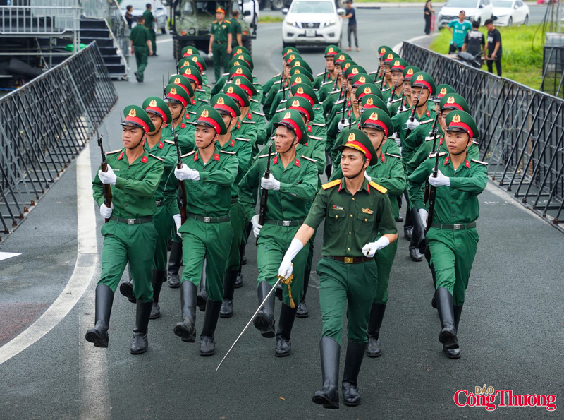 Theo ê-kíp sản xuất, chủ đề “Tuổi đôi mươi” của chương trình lấy cảm hứng từ hình ảnh những người trẻ lên đường nhập ngũ, mang theo lý tưởng, khát vọng và tinh thần bảo vệ Tổ quốc. Các tiết mục quân sự được kết hợp cùng âm nhạc nhằm tạo nên sự kết nối giữa quá khứ và hiện tại, giữa những thế hệ đã hy sinh cho hòa bình với tuổi trẻ hôm nay.