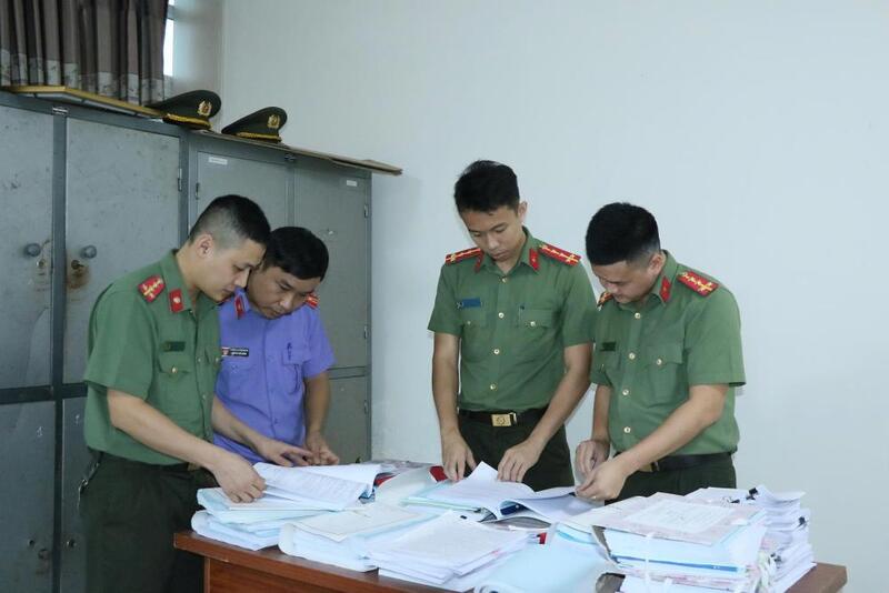 Nhiều tài liệu, giấy tờ liên quan đến vụ án. Ảnh: Công an Hà Tĩnh