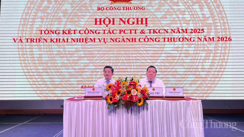 Ông Phạm Tuấn Anh, Cục trưởng Cục Kỹ thuật an toàn và Môi trường công nghiệp (bên phải) và ông Trịnh Văn Thuận, Phó Cục trưởng Ông Phạm Tuấn Anh, Cục trưởng Cục Kỹ thuật an toàn và Môi trường công nghiệp chủ trì tại hội nghị. Ảnh: Lê Sơn