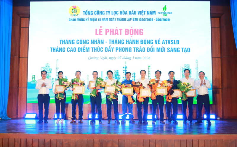 Ông Khương Lê Thành và ông Nguyễn Việt Thắng trao Giấy khen của Tổng giám đốc và hoa chúc mừng các tập thể tiêu biểu.