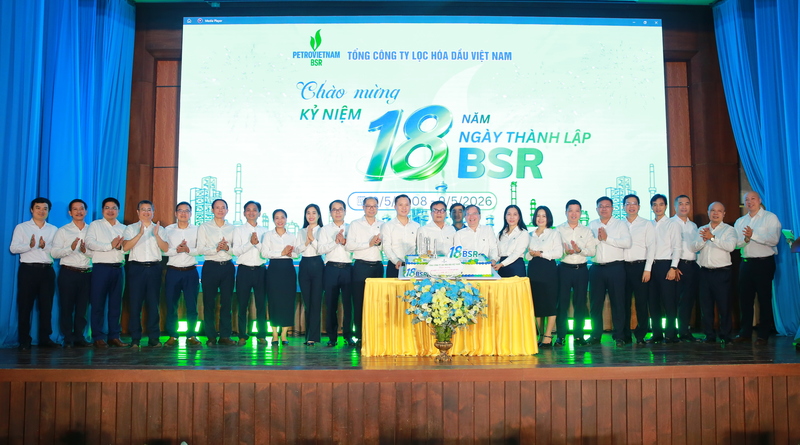 Lãnh đạo Tổng công ty thực hiện nghi thức kỷ niệm 18 năm thành lập BSR.