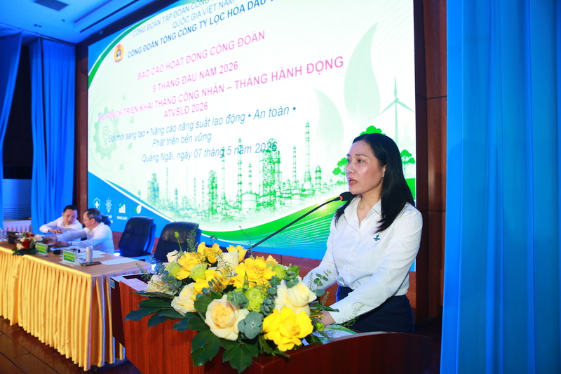 Chủ tịch Công đoàn cơ sở BSR Trương Thị Thu Hà báo cáo hoạt động công đoàn và kế hoạch tổ chức các hoạt động trong Tháng Công nhân.