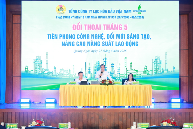 Đoàn Chủ tịch điều hành đối thoại gồm Phó Bí thư Thường trực Đảng ủy, Thành viên HĐQT Khương Lê Thành, Phó Tổng giám đốc Phạm Minh Nghĩa và Chủ tịch Công đoàn Trương Thị Thu Hà trả lời các câu hỏi của người lao động BSR.