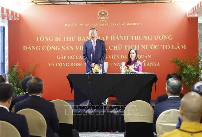 Tổng Bí thư, Chủ tịch nước Tô Lâm cùng Đoàn đại biểu cấp cao Việt Nam gặp gỡ cán bộ các cơ quan đại diện và cộng đồng người Việt Nam tại Sri Lanka. Ảnh: Thống Nhất/TTXVN