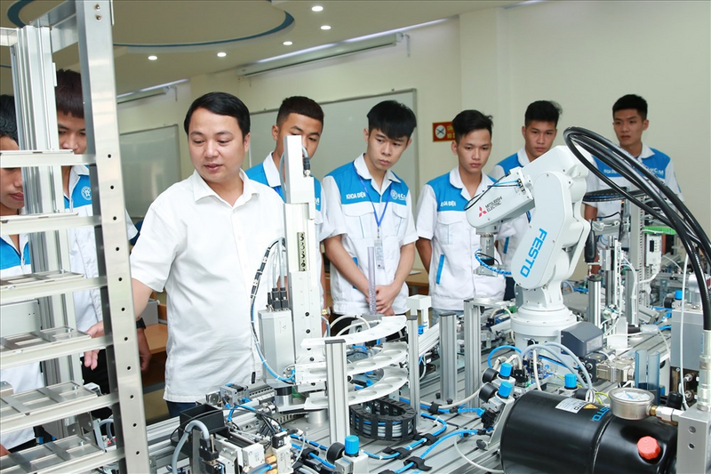 Đầu tư cho công nghệ nguồn, đổi mới sáng tạo và phát huy vai trò kinh tế nhà nước là chìa khóa giúp Việt Nam chủ động trong cuộc đua công nghệ toàn cầu. Ảnh minh họa