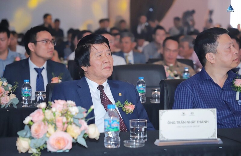 Ông Trần Nhật Thành - Chủ tịch Delta Group và Phó Tổng giám đốc Hoàng Ngọc Tú (áo vest xanh than) đại diện DELTA Group tham dự sự kiện.