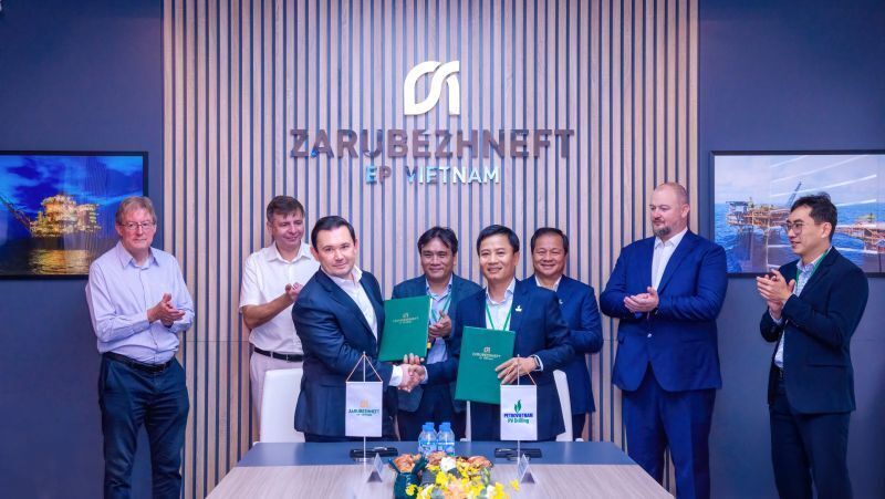 Ông Nguyễn Đình Dương Phó Tổng giám đốc PV Drilling và ông Alexander Mikhaylov, Tổng giám đốc Zarubezhneft EP Vietnam B.V. thực hiện lễ ký hợp đồng trước sự chứng kiến của các bên. Ảnh: PV Drilling