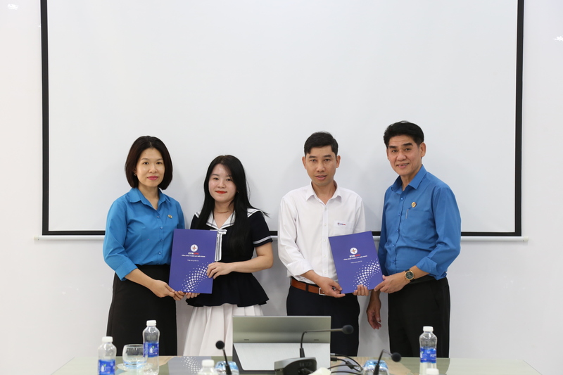 Ông Trần Đình Hà, Chủ tịch Công đoàn EVNCPC; Bà Đoàn Thị Phụng,  Ủy viên Ban Chấp hành Công đoàn, Phó Trưởng Ban nữ công EVNCPC trao hỗ trợ các trường hợp CBCNV-NLĐ có hoàn cảnh khó khăn tại đang công tác tại CPCIT và CPCCC. Ảnh: Xuân Thái
