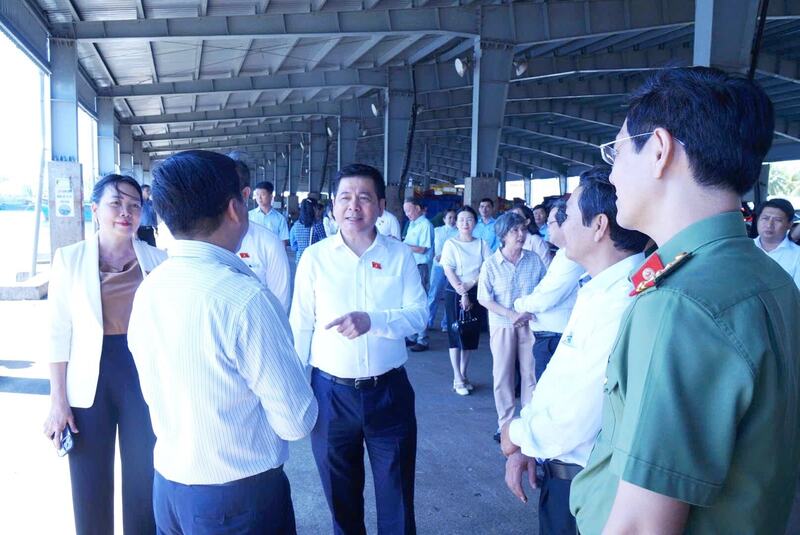 Phó Chủ tịch Quốc hội Nguyễn Hồng Diên và Đoàn đại biểu Quốc hội tỉnh Gia Lai khảo sát thực tế tại Cảng cá Tam Quan