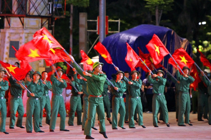 Các tiết mục văn nghệ ôn lại truyền thống hào hùng kỷ niệm 71 năm Ngày Giải phóng Hải Phòng. Ảnh: HP